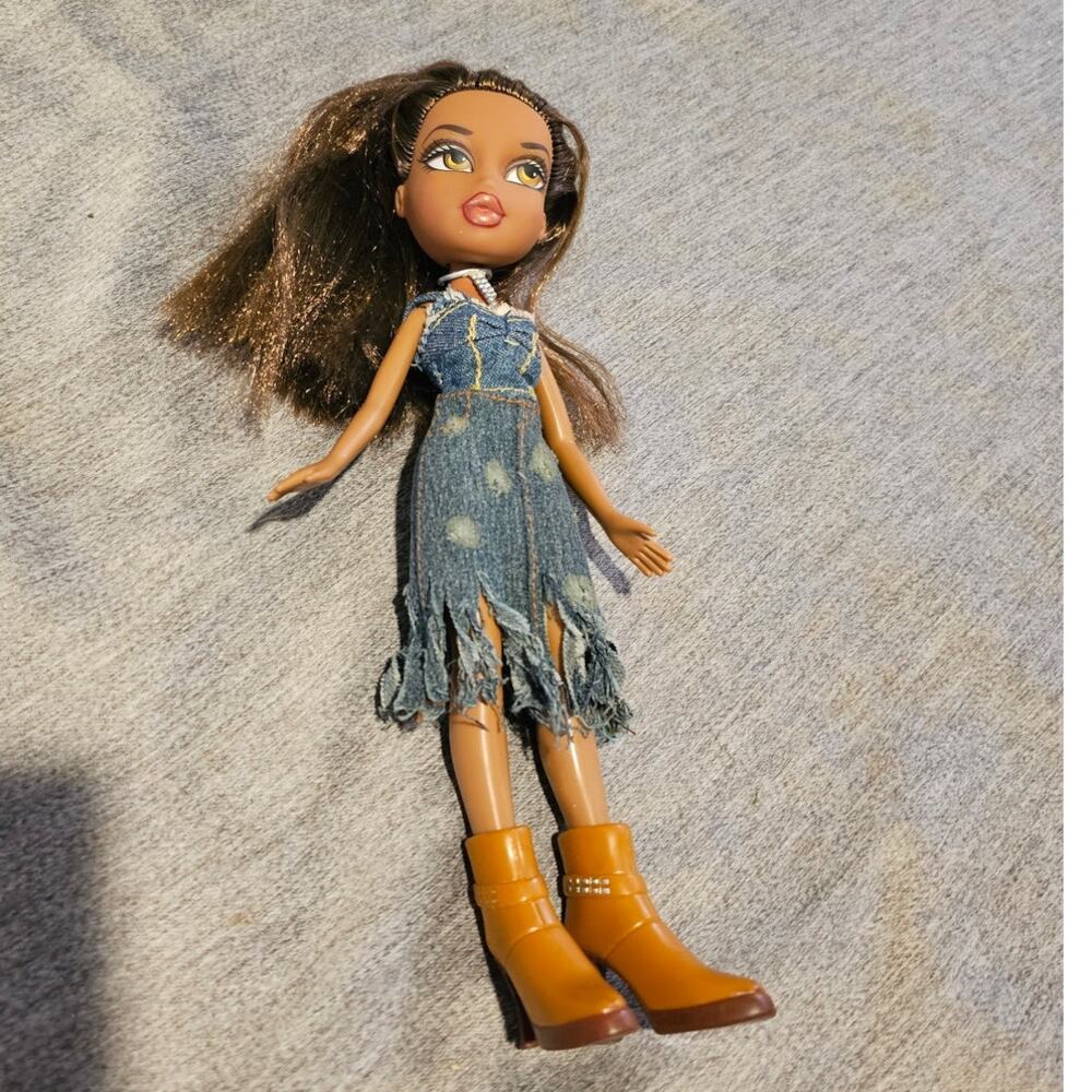Bratz Strut It! Sasha Doll Brown Hair Shoes Skirt Heels MGA 2001 Boots EUC